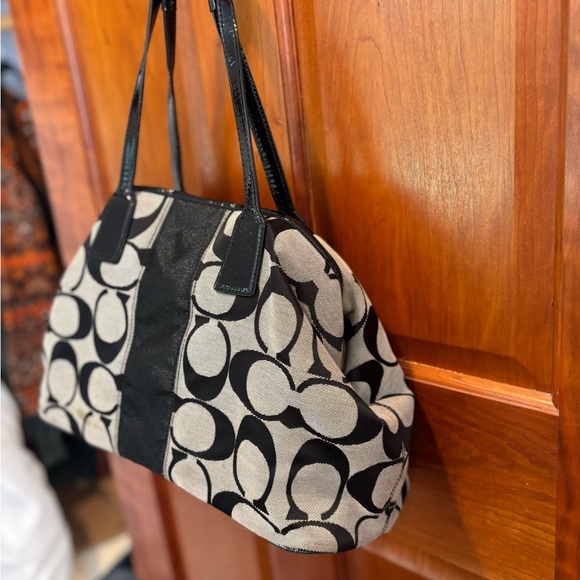 Coach Black and Cream Shoulder Bag. - Picture 7 of 7